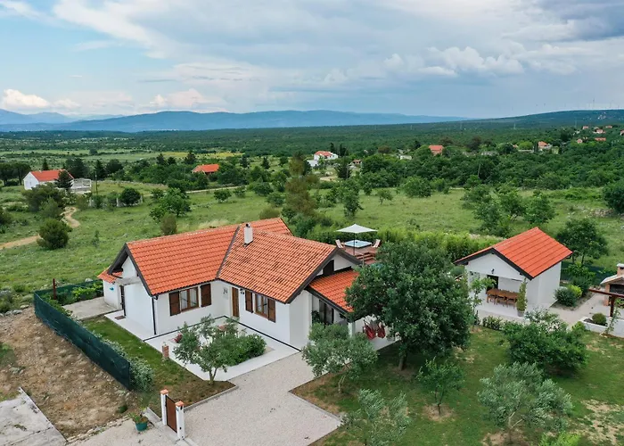 Villa Ena With Pool & Jacuzzi
