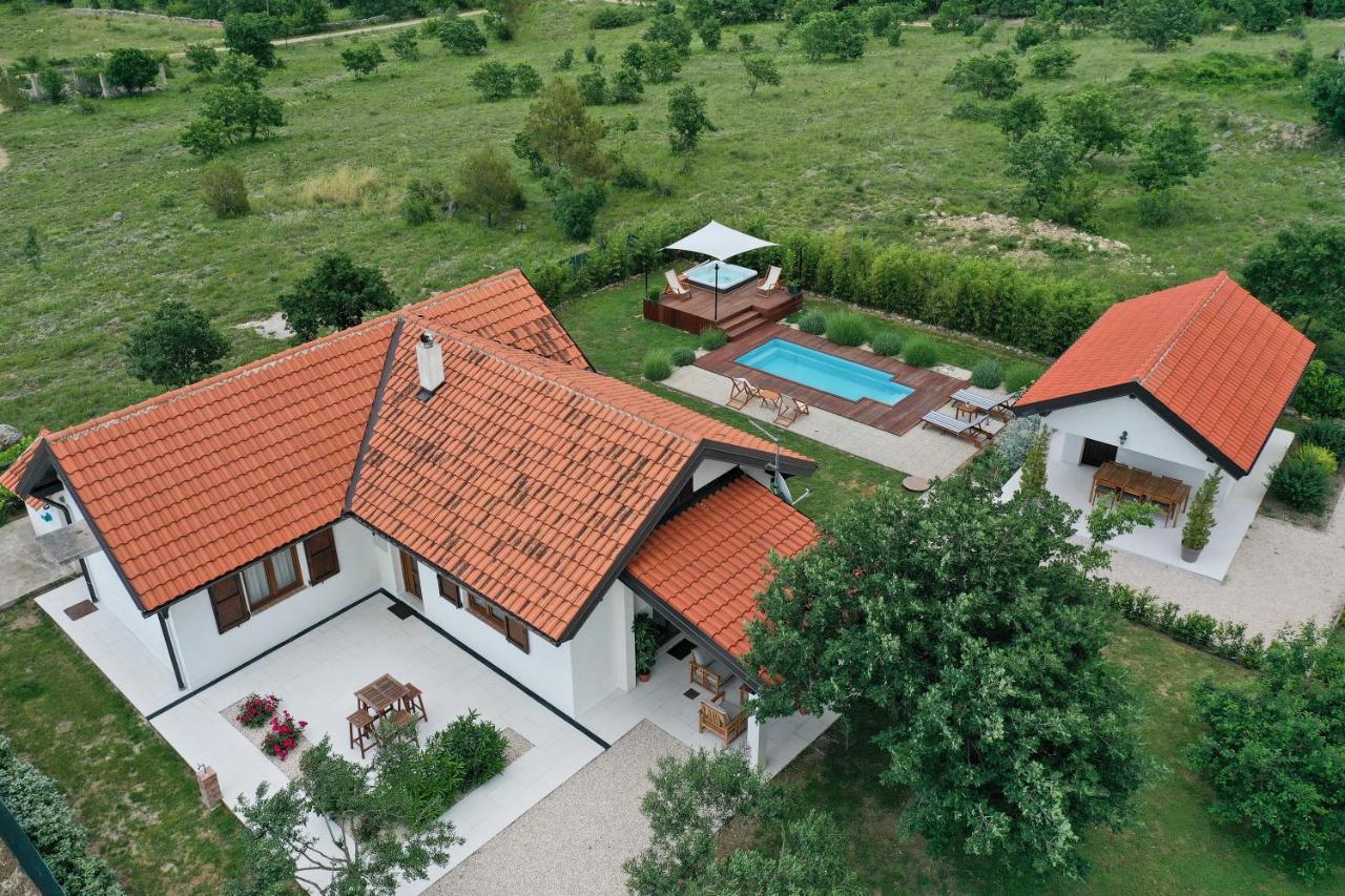 Holiday home Ena With Pool & Jacuzzi *
