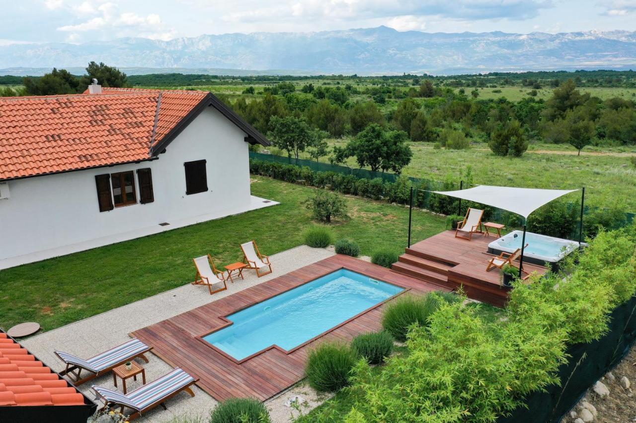 Ena With Pool & Jacuzzi Holiday home *