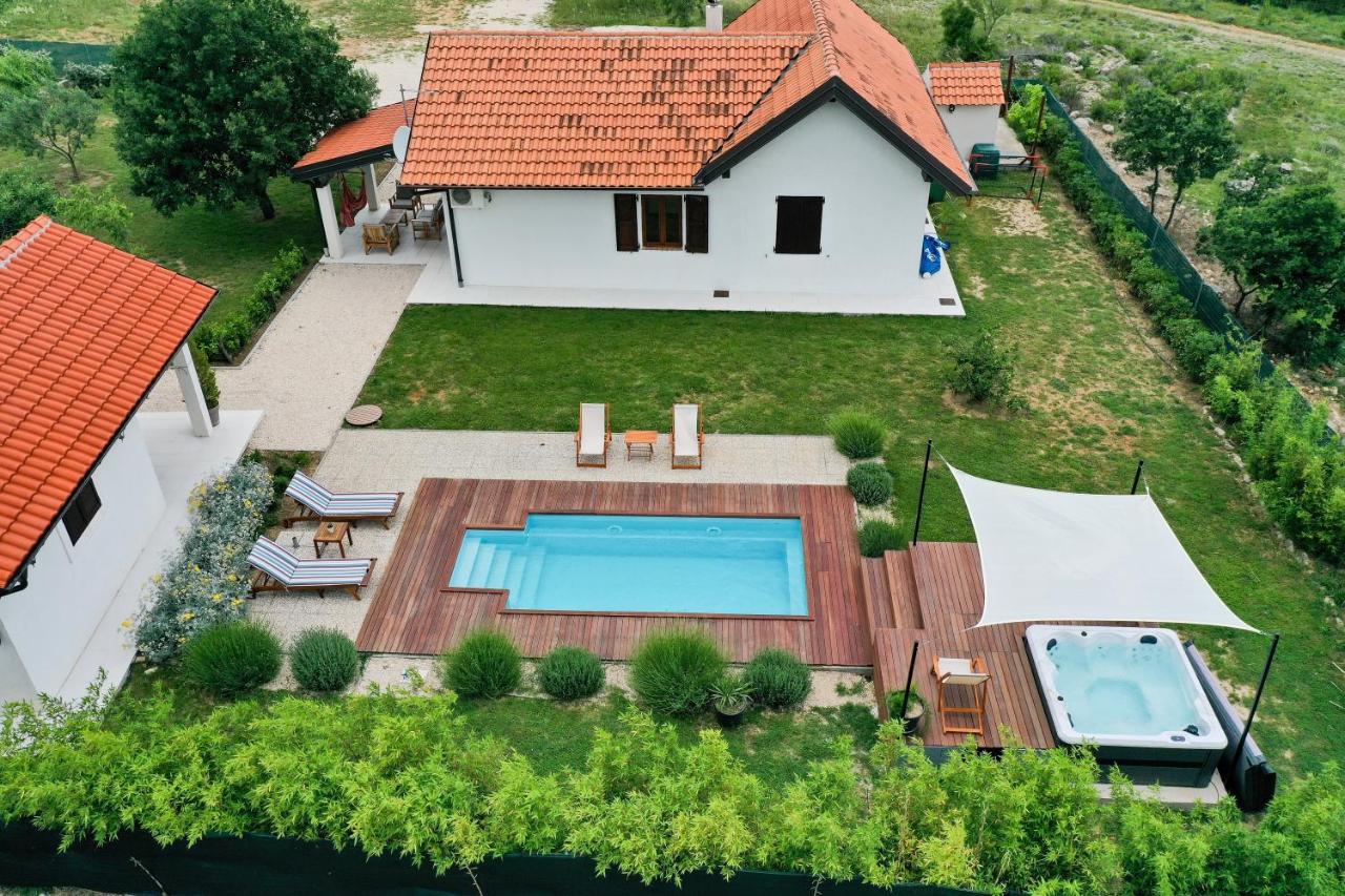 Ena With Pool & Jacuzzi Holiday home Donji Kasic
