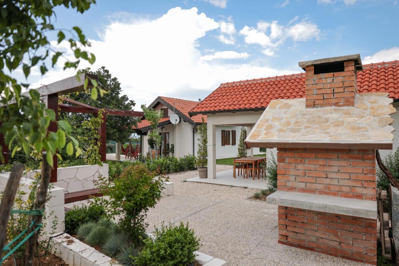 Ena With Pool & Jacuzzi Holiday home Donji Kasic