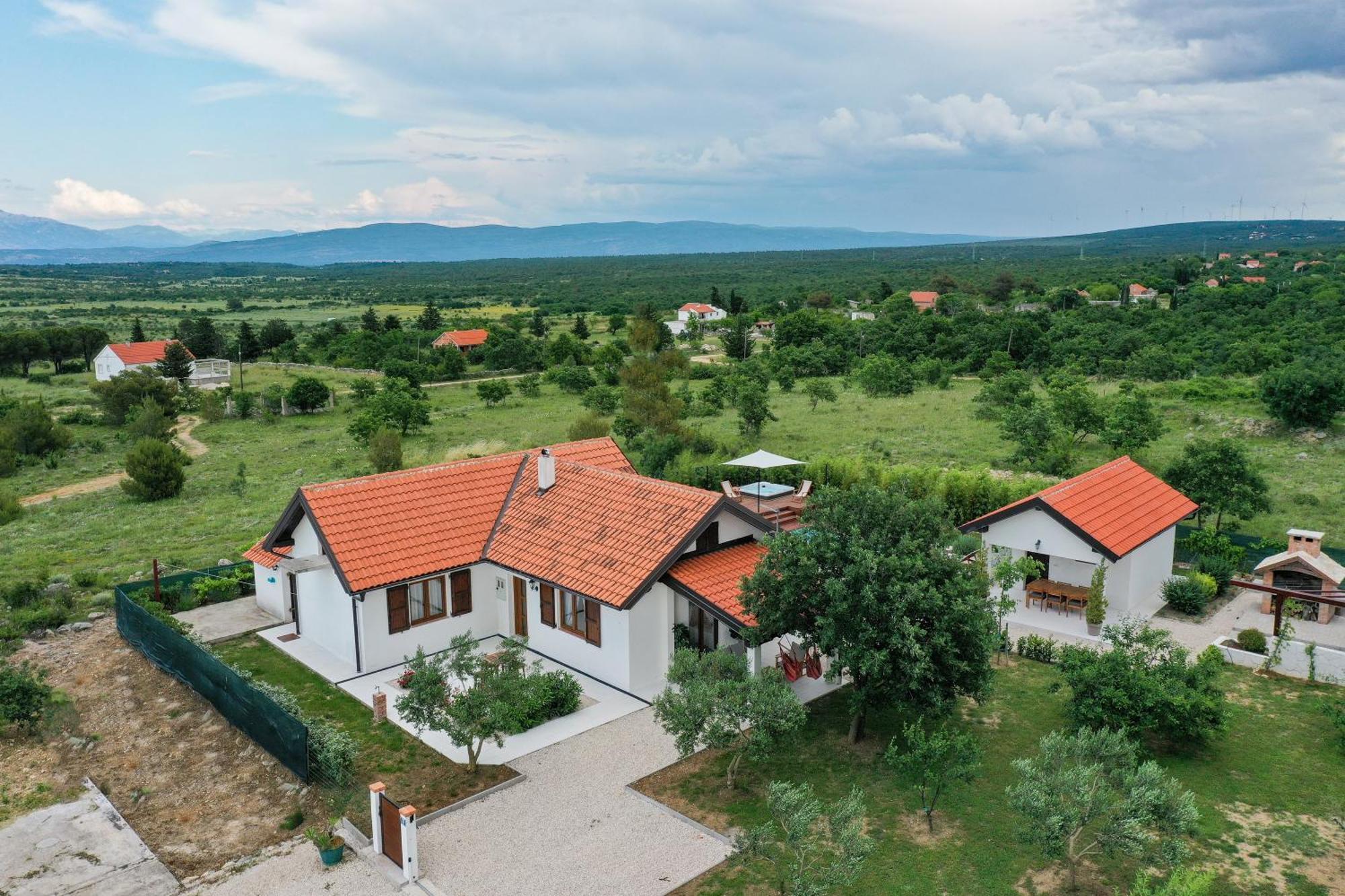 Ena With Pool & Jacuzzi Holiday home *