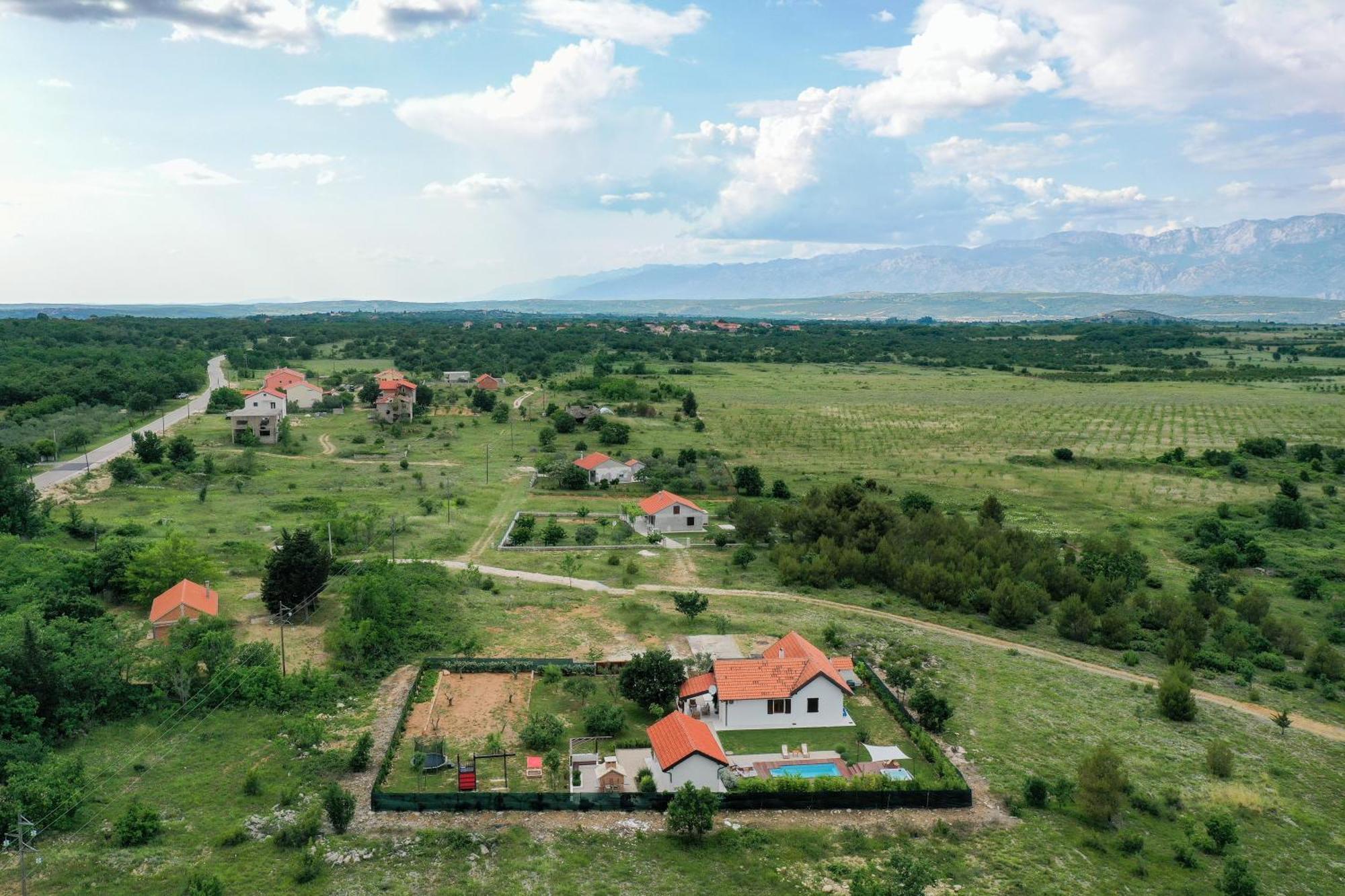 Ena With Pool & Jacuzzi Holiday home Donji Kasic
